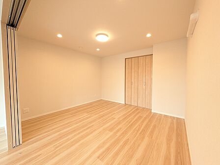 90?の広々とした間取り。洋室ドアを開放することによりリビング空間も広くお使いいただけます