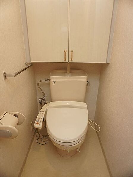 ウォシュレットトイレ付き。上部物入があり便利です