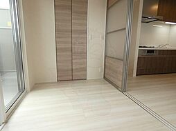 近鉄京都線 上鳥羽口駅 徒歩7分の賃貸アパート 3階1LDKのリビング/ダイニング