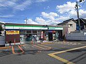 ファミリーマート天川新町店 徒歩3分。 180m