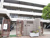 吹田市立第六中学校 徒歩11分。 880m