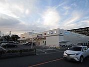 ウエルシア高槻上土室店 徒歩9分。 710m