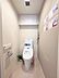 トイレ：ウォシュレット付きのトイレです。背面には棚もありますので、トイレットペーパーなども置くことが出来ます