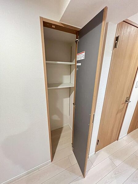 玄関ホールにも収納付き