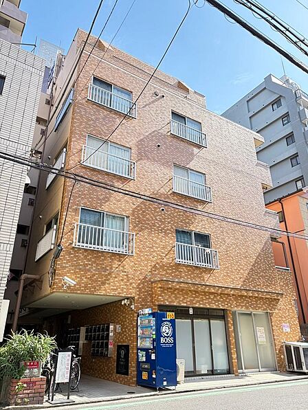 周囲の街並みに馴染む、趣のある外観です