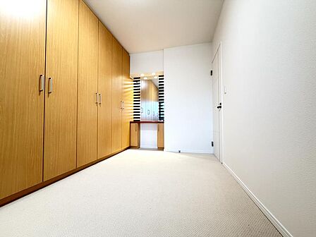 収納豊富な寝室。オシャレな化粧台もありますね!