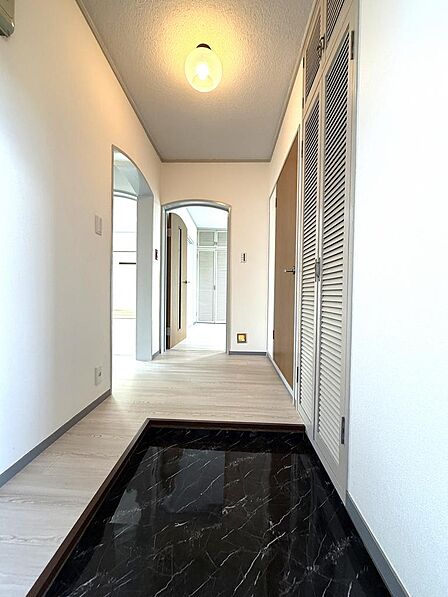 綺麗になった玄関です！リフォーム済み即入居可能です！いつでもご案内出来ます。お気軽にお問い合わせください！