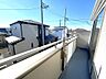バルコニー：【青空が広がる、ちょっと嬉しい特等席】2階から空を見上げるだけで気分転換。朝の深呼吸やコーヒータイムにも使いたくなる空間です。