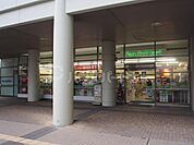 ファミリーマートプラウドタワー船橋店 徒歩2分。 120m