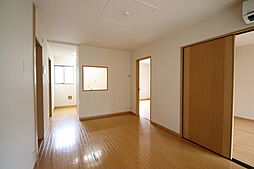 バス 岡山東部脳神経外科下車 徒歩4分の賃貸アパート 1階2LDKのリビング/ダイニング