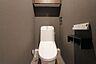 トイレ：【トイレ】落ち着いた雰囲気のトイレは、吊戸棚付きで機能的。