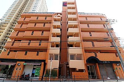 外観:赤レンガ調の外壁が目を引くマンションです。都会的な雰囲気と落ち着きを兼ね備えた住まいを求める方におすすめです。 外観:赤レンガ調の外壁が目を引くマンションです。都会的な雰囲気と落ち着きを兼ね備えた住まいを求める方におすすめです。