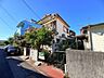 外観：建物付きの売土地。既存建物の活用から建て替えまで、今後の利用方法を検討できる物件です♪