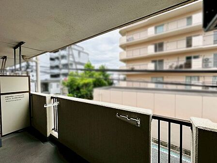 南向きバルコニーで、居室に自然光が入りやすく、洗濯物も乾きやすいです♪