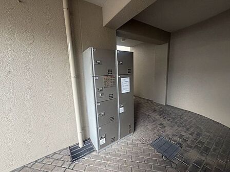 宅配ボックス付きで、留守中の荷物の受け取りにも便利です。再配達の手間も軽減できます♪