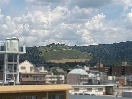 バルコニーから若草山を望める住まい。四季折々の景色を身近に楽しめます（天候による）♪