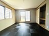 洋室：リフォームされた洋室です。南向きの2面採光で明るいお部屋。収納も2箇所あり、大きな荷物も収納できます。