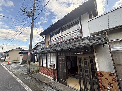 外観：県道に面した2階建ての小浜の物件です♪