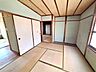 室内：ダイニングキッチン横の4.5帖の和室です。