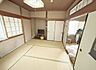 室内：押入があり布団や季節物など収納できます。隣室と襖で仕切られており使い方の幅が広いお部屋です。※写真はAI加工により家具等を消去しています。現況と異なる場合は現況を優先します。
