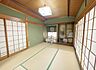 室内：床の間付きで和の趣を感じられる約6帖の和室です。※写真はAI加工により家具等を消去しています。現況と異なる場合は現況を優先します。