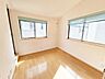 室内：二面採光で明るく風通しの良いお部屋です。