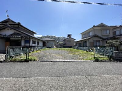 外観:前面道路を含む現地の様子です。 外観:前面道路を含む現地の様子です。