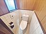 トイレ：1Fトイレの様子です。※写真はAI加工により家具等を消去しています。現況と異なる場合は現況を優先します。