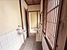 トイレ：手洗い場を備えたゆとりあるトイレスペース♪窓から光も取り込め、昔ながらの趣を感じる空間です！※写真はAI加工により家具等を消去しています。現況と異なる場合は現況を優先します。