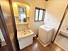 洗面：1坪サイズの洗面所です。※写真はAI加工により家具等を消去しています。現況と異なる場合は現況を優先します。