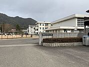 舞鶴市立志楽小学校 徒歩13分。「自ら学び、自分の可能性を切り拓く子」の育成を教育目標とし、約300名の児童が通う小学校です。 980m