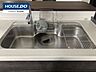 キッチン：※画像内の家具・残留物はAI処理にて消去しております。実際の室内の状態は現地にてご確認ください。水切りプレートや洗剤ラックなどの便利なアクセサリーが充実した、使い勝手の良いシンクです。