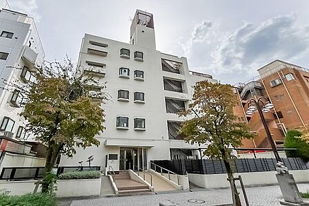 マンションは、かつての玉電・砧線跡の「花みず木通り」沿いです。歩道が広々としていて、歩いているだけで気持ちのいい通りです。春には桜も楽しめます。1978年竣工、総戸数は18戸です。