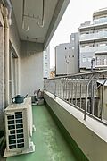 南西向きのバルコニーは洋室側まで続いており、物干し金具が備わっています。
