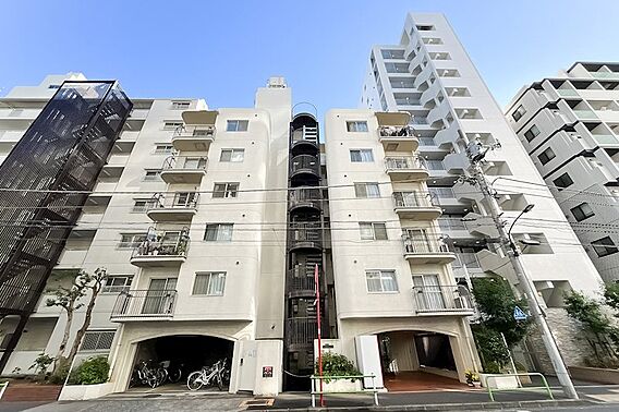 運河沿いに建つ...
