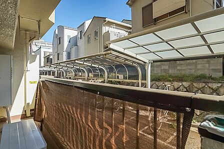 バルコニーは物干し金具付き。朝は気持ちよく陽を浴びながら、洗濯物を干せそうです。