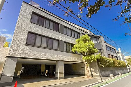 1990年に竣工した新耐震基準適合の建物。直近の大規模修繕工事は2017年に実施済みで、共用部給水管は2024年に更新されています。