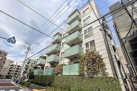 最寄りの東京メトロ丸ノ内線「茗荷谷」駅から徒歩5分。2004年竣工の新耐震基準適合のマンション。スタイリッシュな外観です。