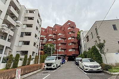 外観：1978年に竣工した、総戸数109戸の大規模マンション。エントランスはオートロック付きで、共用ロビーはきれいに改修済み。