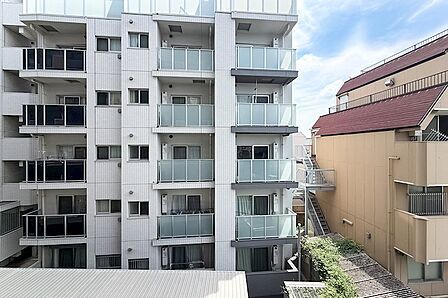 正面は別のマンションとバルコニーが向かい合わせなため、普段から薄手のカーテンを閉めておくのがよさそうです。内装の意匠から考えると、ウッドブラインドもよく似合いそうです。