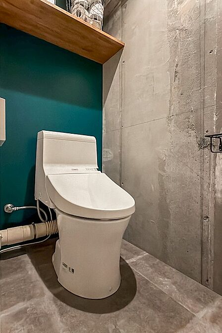 トイレも洗面室同様、壁面のグリーンが印象的。