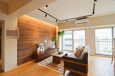 22.1帖のゆとりあるLDK。南向きバルコニーに面した広がりのある空間で、家族時間を楽しめます。室内(2026年8月)撮影