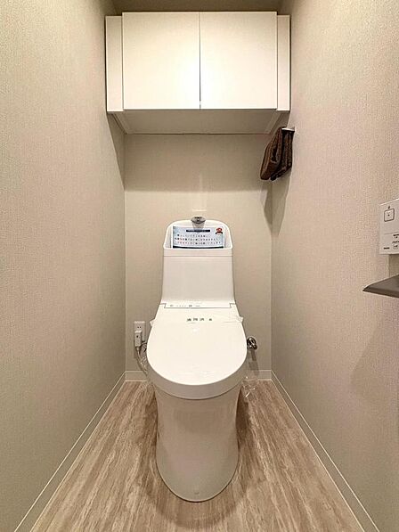 【施工例:トイレ】年間を通して快適に使用できる温水洗浄機能付きのトイレです。室内(2026年8月)撮影