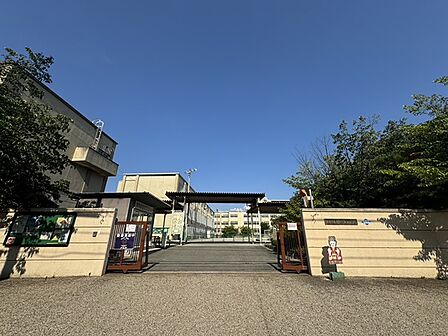京都市立砂川小学校:徒歩8分(593m)