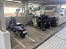 その他：バイク置場（大型；1500円/月、小型500円/月　各々1台空き有（2026年6月29日管理会社に確認）