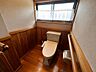 浴室：木の温もりを感じる落ち着いたトイレ空間です。