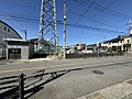 前面道路は広く...