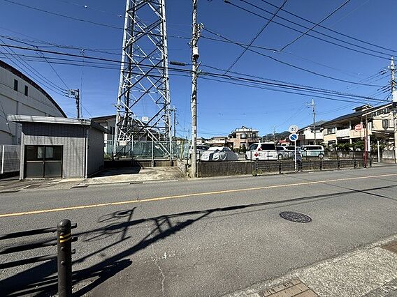 前面道路は広く...