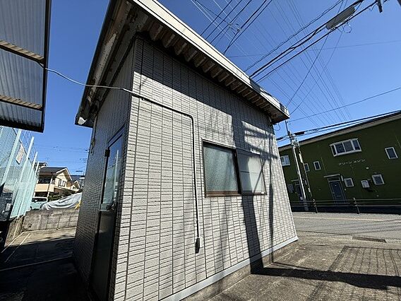 建物裏側にもド...