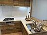 キッチン：新品のシステムキッチンに入れ替えています。オープンキッチンで使いやすいです！